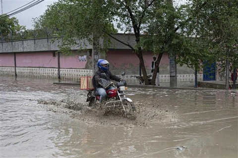 Cảnh ngập lụt sau những trận mưa lớn tại Kabul (Afghanistan), ngày 24/4/2022. (Ảnh: AFP/TTXVN)