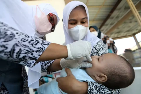 Y tá tiêm vaccine cho trẻ em ở Indonesia. (Nguồn: independent.co.uk)