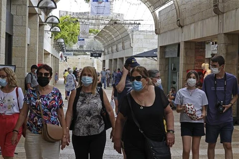 Người dân đeo khẩu trang phòng dịch COVID-19 tại Jerusalem (Israel), ngày 11/8/2021. (Ảnh: AFP/TTXVN)