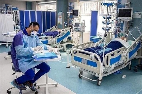 Nhân viên y tế điều trị cho bệnh nhân COVID-19 tại bệnh viện ở Iran. (Ảnh: IRNA/TTXVN)