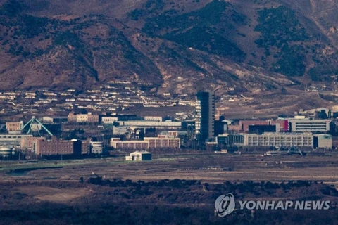 Tổ hợp công nghiệp chung bị đóng cửa ở thành phố Kaesong của Triều Tiên, nhìn từ thành phố Paju, phía bắc Seoul (Hàn Quốc), hồi tháng 2/2021. (Nguồn: en.yna.co.kr)