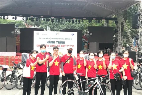 Du khách tham gia tour xe đạp Hành trình "Dấu chân làng cổ Bát Tràng" - sản phẩm du lịch được kỳ vọng sẽ hấp dẫn du khách, đặc biệt là khách tham dự SEA Games 31 khi đến Hà Nội. (Ảnh: TTXVN phát)