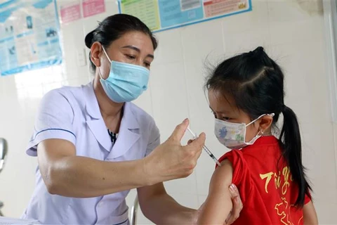 Trạm Y tế xã Vũ Chính, thành phố Thái Bình, tổ chức tiêm vaccine phòng COVID-19 an toàn cho 60 trẻ trong ngày 10/5. (Ảnh: Thế Duyệt/TTXVN)