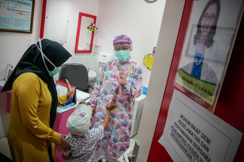Bác sỹ nhi khoa tiếp đón bệnh nhân tại Bệnh viện Mẹ và Trẻ em Tambak ở Jakarta (Indonesia). (Nguồn: jakartaglobe.id)
