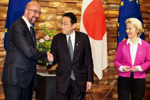 Chủ tịch Hội đồng châu Âu Charles Michel (trái) bắt tay Thủ tướng Nhật Bản Fumio Kishida trước cuộc hội đàm tại Tokyo (Nhật Bản), ngày 12/5/2022. (Nguồn: reuters.com)