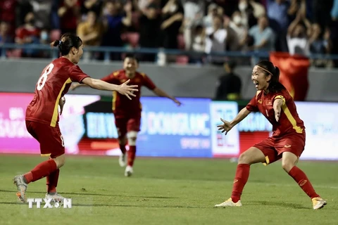 Trần Thị Thùy Trang (số 8) và đội trưởng Huỳnh Như (số 9) ăn mừng bàn thắng nâng tỷ số lên 2-1, trong trận đấu gặp đội tuyển nữ Philippines. (Ảnh: Hoàng Linh/TTXVN)