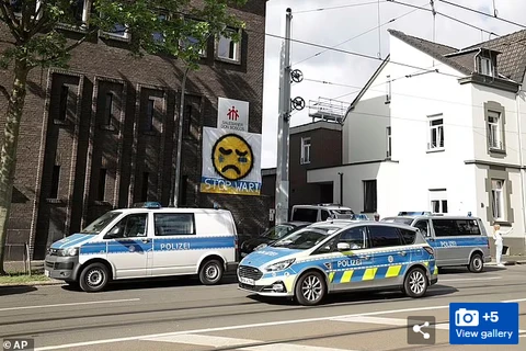 Xe cảnh sát đậu trước trường trung học Don Bosco ở Essen (Đức), ngày 12/5/2022. (Nguồn: dailymail.co.uk)