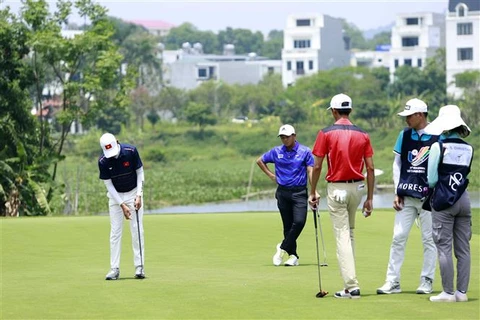 Vận động viên Lê Khánh Hưng của Việt Nam thi đấu tại hố golf số 18 (cuối cùng) tại vòng 1 cá nhân nam. (Ảnh: Hoàng Hùng/TTXVN)