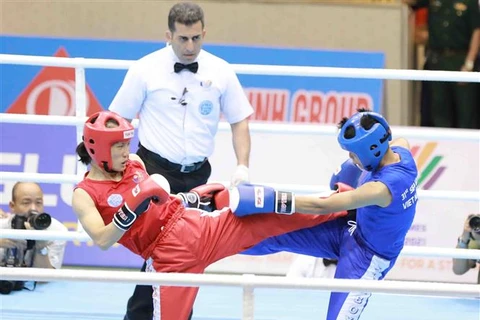 Nguyễn Thị Hằng Nga (đỏ) chiến thắng trong trận chung kết nội dung full contact hạng dưới 48kg gặp DasallaRenalyn Dacquel (Philippines), giành huy chương Vàng. (Ảnh: Vũ Sinh/TTXVN)