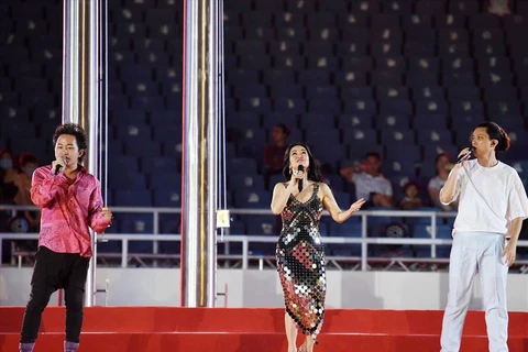 Hồng Nhung và các ca sỹ tập dượt cho đêm khai mạc SEA Games 31. (Nguồn: laodong.vn)