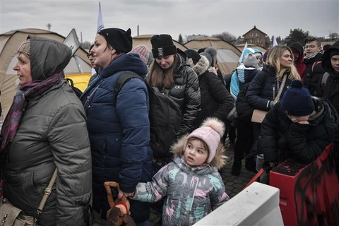 Người tị nạn Ukraine sơ tán sang Medyka, miền Đông Ba Lan ngày 9/3/2022. (Ảnh: AFP/TTXVN)