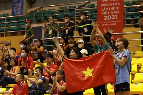 Cổ động viên Việt Nam cổ vũ cho các vận động viên đội nhà tại SEA Games 31. (Ảnh: Vũ Sinh/TTXVN))
