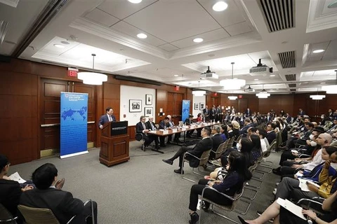 Thủ tướng Phạm Minh Chính phát biểu tại toạ đàm chính sách với các giáo sư Đại học Harvard. (Ảnh: Dương Giang/TTXVN)
