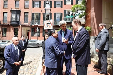 Ông John Kerry đón Thủ tướng Phạm Minh Chính. (Ảnh: Dương Giang/TTXVN)