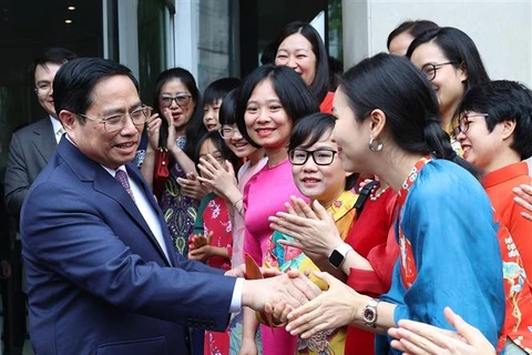Thủ tướng Phạm Minh Chính với cán bộ, nhân viên Đại sứ quán Việt Nam tại Hoa Kỳ. (Ảnh: Dương Giang/TTXVN)