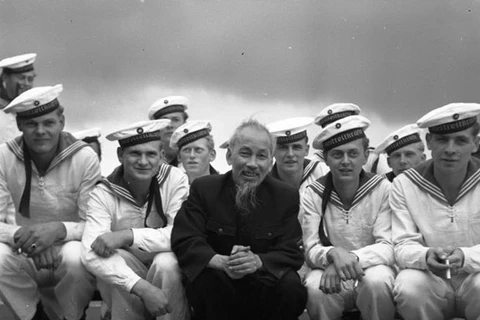 Chủ tịch Hồ Chí Minh chụp ảnh cùng các thủy thủ trong chuyến thăm Cộng hòa Dân chủ Đức. (Nguồn: Bundesarchiv Bild)