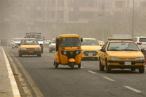 Bão bụi bao phủ đường phố tại Baghdad (Iraq), ngày 20/4/2022. (Ảnh: AFP/TTXVN)