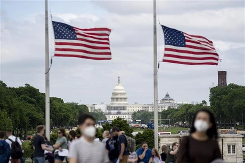 Treo cờ rủ tưởng niệm các nạn nhân tử vong vì COVID-19 tại Washington, D.C. (Mỹ), ngày 12/5/2022. (Ảnh: THX/TTXVN)