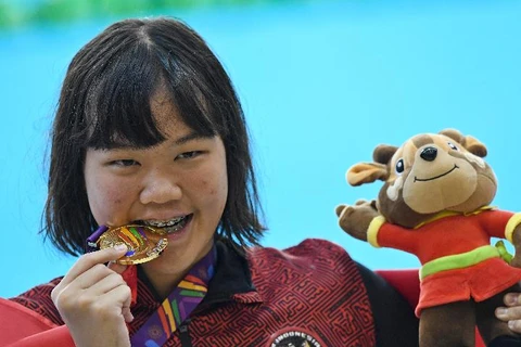 Vận động viên Flairene Candrea Wonomiharjo của Indonesia giành huy chương Vàng ở nội dung 100m bơi ngửa nữ tại SEA Games 31. (Nguồn: sport.tempo.co)