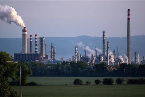 Nhà máy lọc dầu Slovnaft ở Bratislava (Slovakia), ngày 3/5/2022. (Ảnh: AFP/TTXVN)