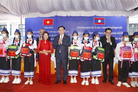 Chủ tịch Quốc hội Vương Đình Huệ tặng quà cho các cháu học sinh giỏi tại Trường phổ thông Dân tộc nội trú tỉnh Champasak (Lào, chiều 17/5/2022. (Ảnh: Doãn Tấn/TTXVN)