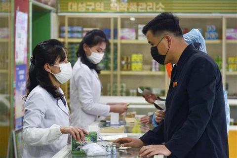 Người dân mua thuốc tại một hiệu thuốc ở Bình Nhưỡng (Triều Tiên) trong bối cảnh dịch COVID-19 lây lan, ngày 16/5/2022. (Ảnh: Kyodo/TTXVN)