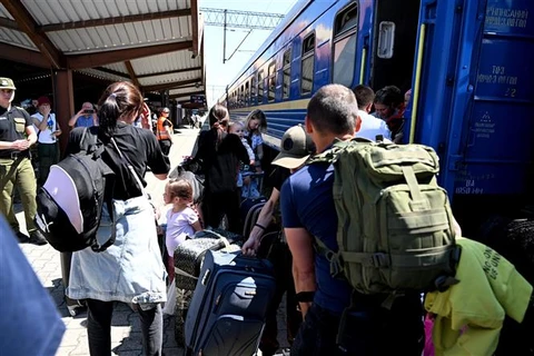 Người tị nạn từ thành phố Odessa (Ukraine) sơ tán tới Przemysl (Ba Lan), ngày 12/5/2022. (Ảnh: PAP/TTXVN)