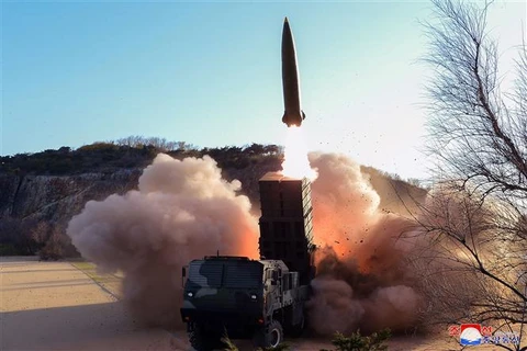 Một vụ thử vũ khí dẫn đương chiến thuật kiểu mới của Triều Tiên (ảnh do Hãng thông tấn Trung ương Triều Tiên KCNA đăng phát ngày 17/4/2022). (Ảnh: AFP/TTXVN)