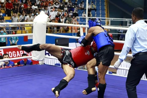 Nguyễn Trần Duy Nhất (xanh) tung một đòn vật võ sỹ Fritz Bigagtan Carmaje của Philippines tại nội dung thi đấu đối kháng vòng bán kết hạng 60kg. (Ảnh: Hoàng Hùng/TTXVN)