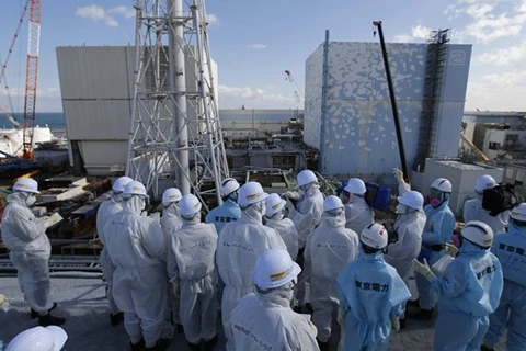 Các chuyên gia đánh giá thiệt hại của nhà máy Fukushima sau thảm họa kép động đất, sóng thần tại Nhật Bản hồi năm 2011. (Ảnh: AFP)