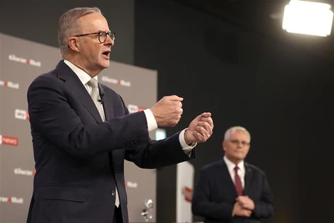 Thủ tướng đương nhiệm, lãnh đạo đảng Tự do, Scott Morrison (phải) và lãnh đạo Công đảng Anthony Albanese trong cuộc tranh luận trực tiếp trên truyền hình đầu tiên, ở Brisbane tối 20/4/2022. (Ảnh: AFP/TTXVN)