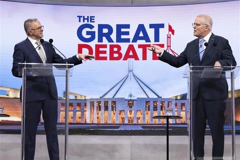 Thủ tướng Australia Scott Morrison - lãnh đạo đảng Tự do Australia (phải) và lãnh đạo Công đảng đối lập Anthony Albanese trong cuộc tranh luận trực tiếp trên truyền hình lần thứ hai, tại Sydney, ngày 8/5/2022. (Ảnh: AFP/TTXVN)