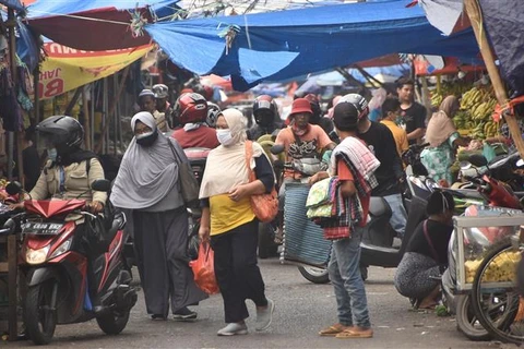 Người dân mua sắm tại một khu chợ ở Bekasi (Indonesia). (Ảnh: AFP/TTXVN)