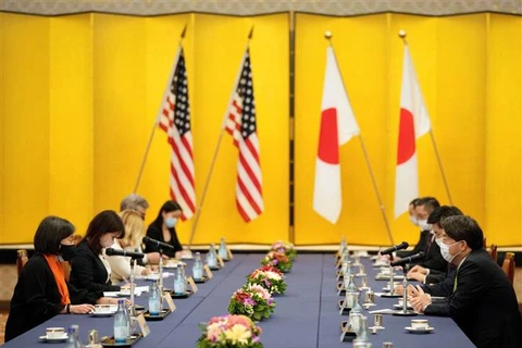 Đại diện thương mại Mỹ Katherine Tai (trái) và Ngoại trưởng Nhật Bản Yoshimasa Hayashi tại cuộc gặp ở Tokyo (Nhật Bản), ngày 17/11/2021. (Ảnh: AFP/TTXVN)