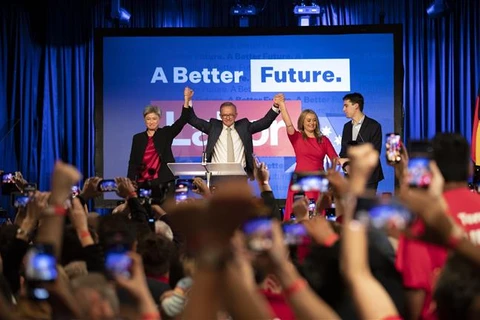Lãnh đạo Công đảng Australia Anthony Albanese (thứ hai, trái) trước những người ủng hộ, sau khi kết quả sơ bộ bầu cử Quốc hội liên bang được công bố, tại Sydney, tối 21/5/2022. (Ảnh: THX/TTXVN)