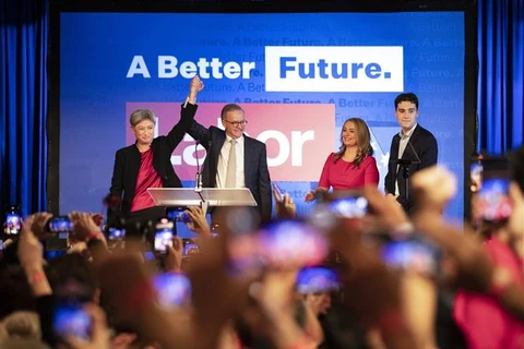 Ông Anthony Albanese (thứ hai, trái) trước những người ủng hộ, sau khi kết quả sơ bộ bầu cử Quốc hội liên bang được công bố, tại Sydney, ngày 21/5/2022. (Ảnh: THX/TTXVN)