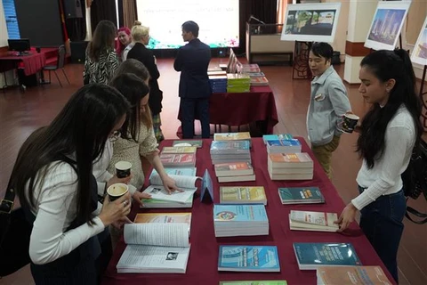 Sinh viên Nga tìm hiểu các giáo trình giảng dạy tiếng Việt. (Ảnh: Duy Trinh/TTXVN)
