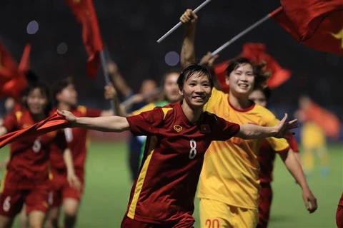 Các cô gái Việt Nam ăn mừng tấm huy chương Vàng SEA Games lần thứ 3 liên tiếp. (Ảnh: Hoàng Linh/TTXVN)