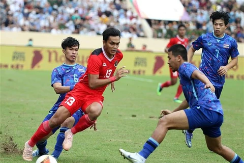 Rachmat Irianto (số 13) của U23 Indonesia cố gắng đột phá qua hàng phòng ngự U23 Thái Lan, trong trận bán kết trên sân Thiên Trường (Nam Định), chiều 19/5/2022. (Ảnh: Quốc Khánh/TTXVN)