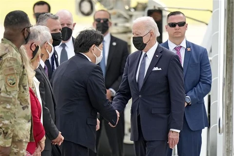 Ngoại trưởng Nhật Bản Yoshimasa Hayashi (giữa, trái) đón Tổng thống Mỹ Joe Biden tại căn cứ không quân Yokota ở thủ đô Tokyo ngày 22/5/2022. (Ảnh: Kyodo/TTXVN)