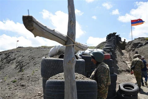 Binh sỹ gác tại một trạm kiểm soát giữa Armenia và Azerbaijan gần làng Sotk (Armenia), ngày 18/6/2021. (Ảnh: AFP/TTXVN)