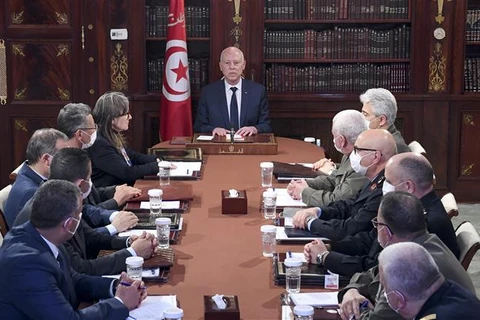 Tổng thống Tunisia Kais Saied (giữa) chủ trì cuộc họp Hội đồng An ninh quốc gia tại thủ đô Tunis, ngày 30/3/2022. (Ảnh: AFP/TTXVN)