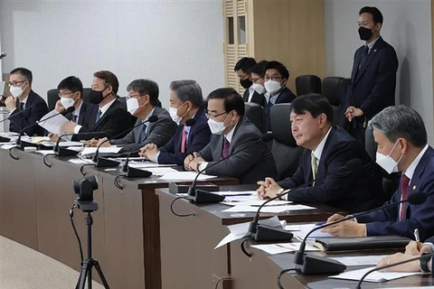Tổng thống Hàn Quốc Yoon Suk-yeol (thứ hai, phải) chủ trì phiên họp Hội đồng An ninh quốc gia sau loạt phóng tên lửa đạn đạo của Triều Tiên, tại Seoul, ngày 25/5/2022. (Ảnh: Yonhap/TTXVN)