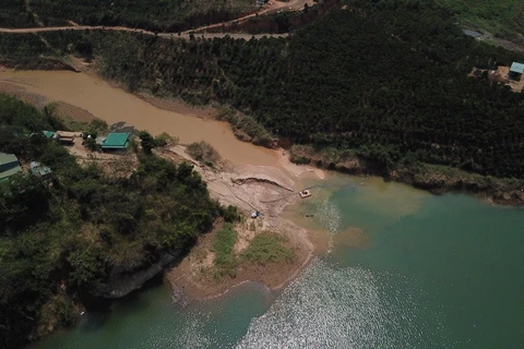 Đất thuộc lòng hồ thủy điện Đồng Nai 3 bị lấn chiếm. (Nguồn: thanhnien.vn)
