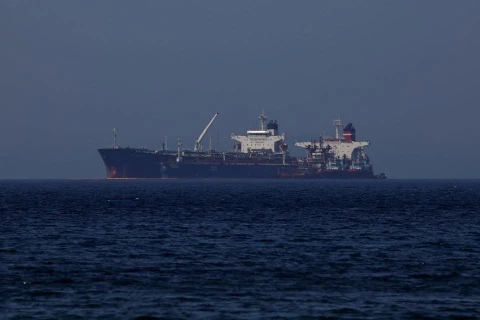 Tàu chở dầu mang cờ Liberia Ice Energy chuyển dầu thô từ tàu chở dầu mang cờ Iran Lana, ngoài khơi Karystos, trên đảo Evia (Hy Lạp), ngày 26/5/2022. (Nguồn: reuters.com)