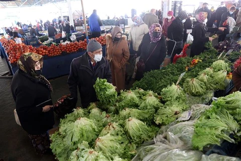 Người dân mua sắm tại chợ ở Ankara (Thổ Nhĩ Kỳ). (Ảnh: AFP/TTXVN)