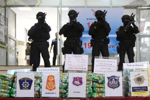 Cảnh sát Thái Lan đứng trước các gói ma túy đá được trưng bày trong một cuộc họp báo tại Cục trấn áp ma túy ở Bangkok (Thái Lan), ngày 15/7/2019. (Nguồn: washingtonpost.com)