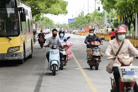 Người dân trên đường phố Thượng Hải (Trung Quốc), ngày 9/5/2022. (Ảnh: THX/TTXVN)