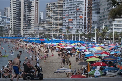 Khách du lịch tại bãi biển ở Benidorm (Tây Ban Nha) ngày 14/8/2021. (Ảnh: AFP/TTXVN)