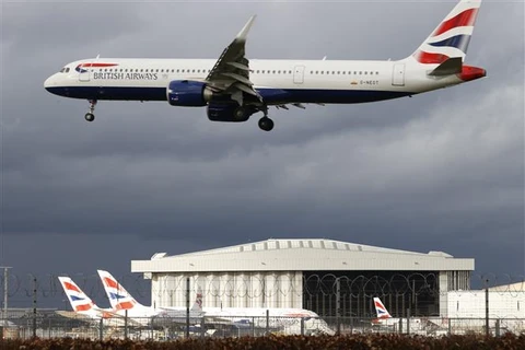 Máy bay của Hãng hàng không British Airways bay qua sân bay Heathrow ở London (Anh). (Ảnh: AFP/TTXVN)